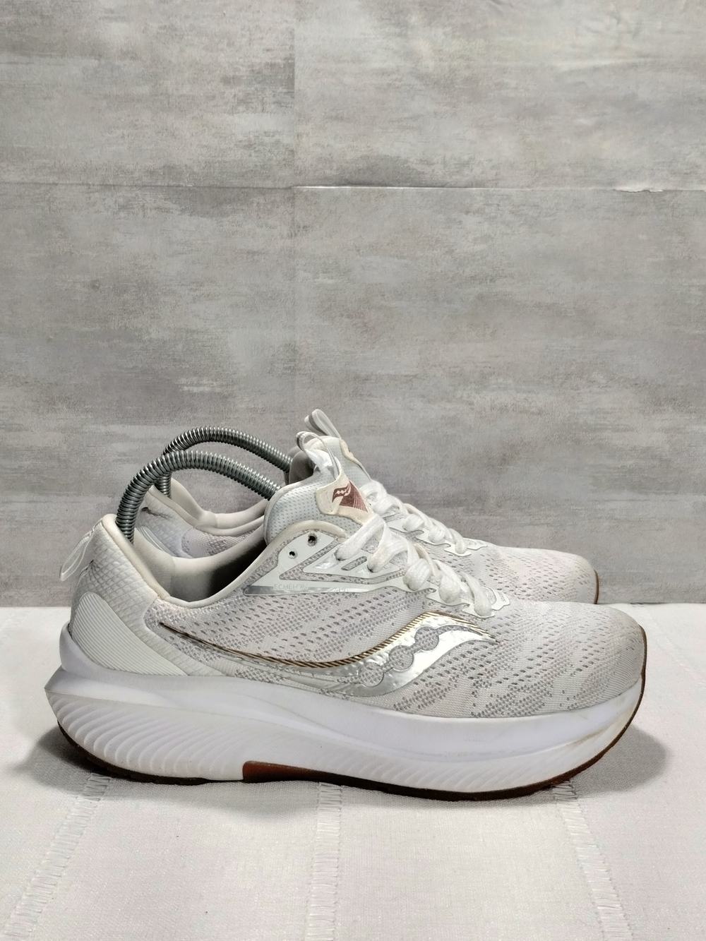 Saucony Echelon 9 White Gum Athletic Running Shoes Sneakers Women 9.5 Wide